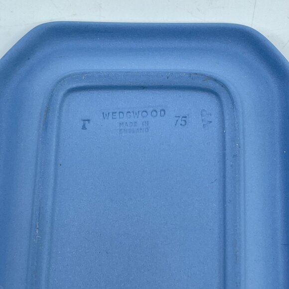 wedgwood blue jasperware rectangular tray with white relief design made in engla - Picture 5 of 5